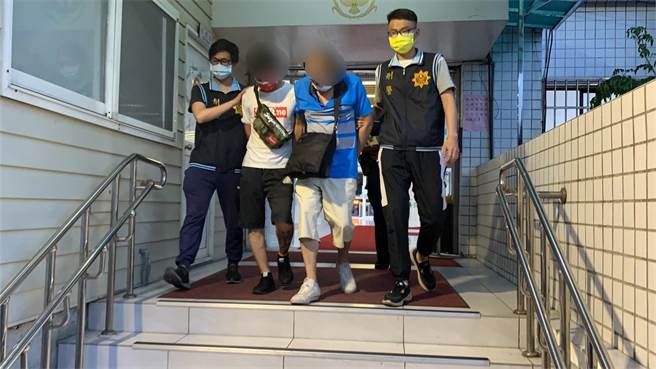 警方巡逻经过上前盘查，发现车牌竟是「压克力板」作的假车牌，并在车内查获1把改造手枪及4颗子弹，讯后依法送办。（翻摄照片／叶书宏新北传真）