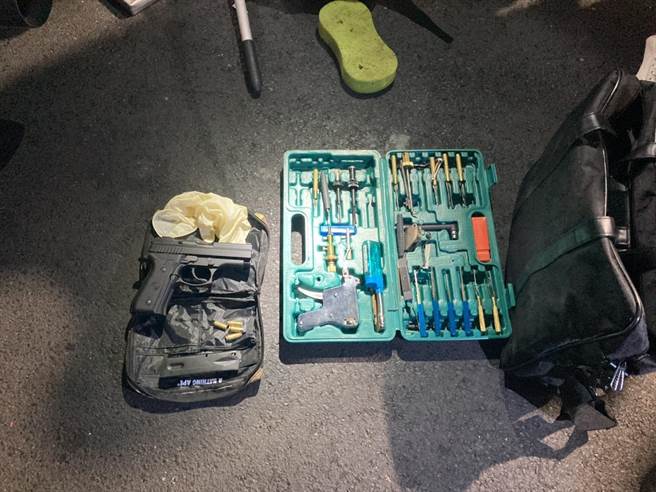 警方巡逻经过上前盘查，发现车牌竟是「压克力板」作的假车牌，并在车内查获1把改造手枪及4颗子弹，讯后依法送办。（翻摄照片／叶书宏新北传真）