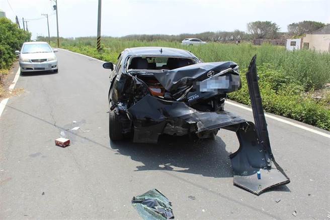 許女駕駛廂型車載著親友在芳寮路上撞擊一輛自小客車，副駕駛座兒子受困夾在車內，失去生命跡象。（警方提供／謝瓊雲彰化傳真）
