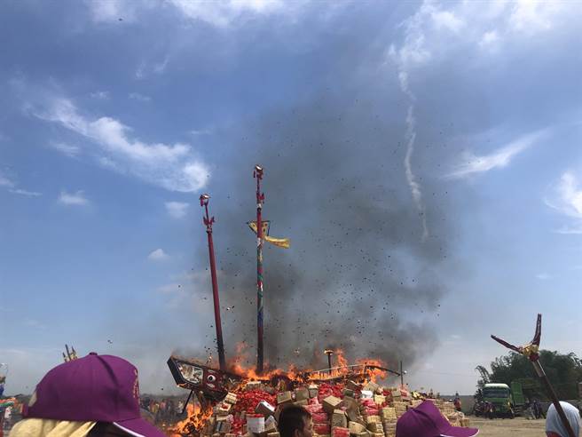 台南市安定区苏厝长兴宫十二行瘟王祭七朝王醮，今天上午于曾文溪畔举行送王船仪式。（刘秀芬摄）