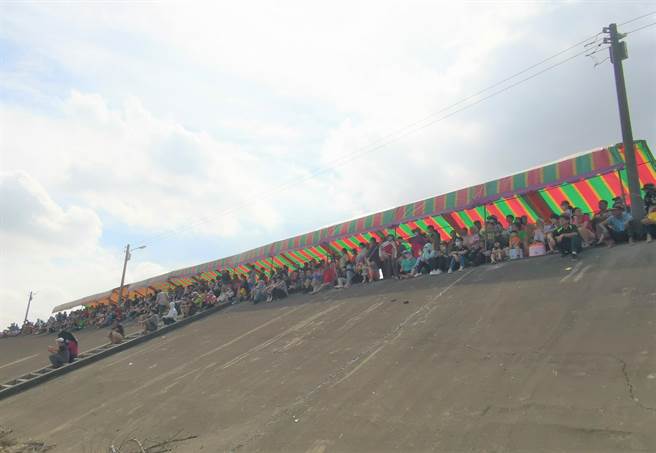 台南市安定区苏厝长兴宫十二行瘟王祭七朝王醮，今天上午于曾文溪畔举行送王船仪式，堤防上挤满观看民眾。（刘秀芬摄）