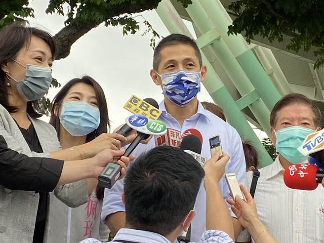 民进党台北市党部主委吴怡农今前往花博农民市集发放康乃馨。（黄婉婷摄）