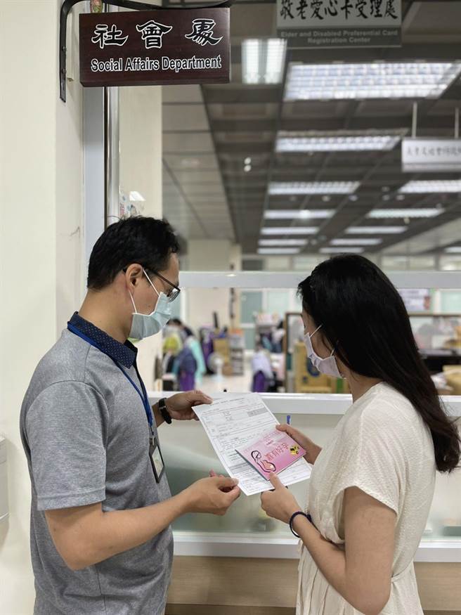 孕妇可持妈妈手册到嘉义市政府社会处申请补助乘车券。（嘉义市政府提供）