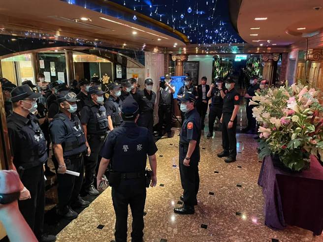 松山分局長陳昭甫7日晚間率隊執行擴大臨檢。（翻攝照片／林郁平台北傳真）