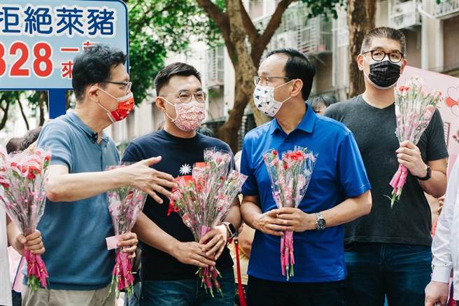 国民党主席江启臣（前左二）、前主席朱立伦（右二）、智库副董事长连胜文（右一）、中广董事长赵少康（左一）等人8日出席「宠爱妈咪、响应828公投」活动，被问到韩国瑜到底选不选，赵仅说机率一半一半吧。