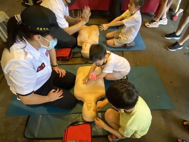 活动现场有多项互动式摊位，吸引小朋友实际操作。（翻摄照片／林郁平台北传真）