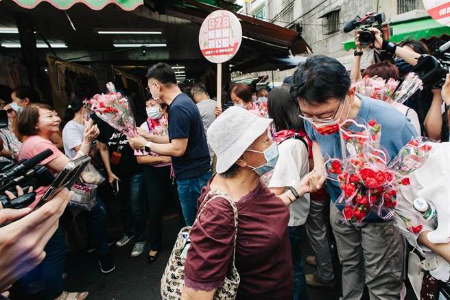 国民党主席江启臣（中左）、中广董事长赵少康（中右）等人8日出席「宠爱妈咪、响应828公投」活动，宣布不选党主席的赵被问到韩国瑜到底选不选，赵仅说机率一半一半吧，现场除街头分送康乃馨给妈妈们，也呼吁民眾支持反莱猪公投。(郭吉铨摄)
