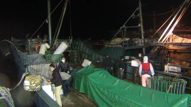 澎湖海巡隊查獲越境大陸運補船夾帶637公斤豬肉，全船消毒及銷毀。（澎湖海巡隊提供／陳可文澎湖傳真）