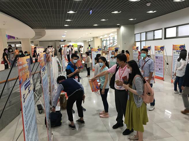 「优学台中」学习成果博览会8日在静宜大学登场，充分展现学生自主学习的乐趣。（陈淑娥摄）