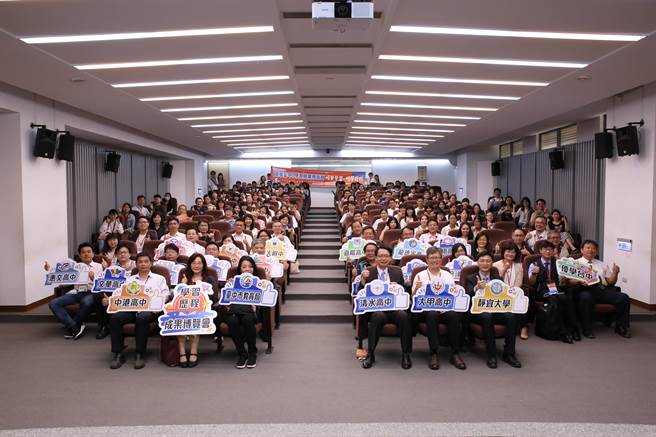 「优学台中」学习成果博览会8日在静宜大学登场，参展学校代表及与会嘉宾合影。（陈淑娥摄）