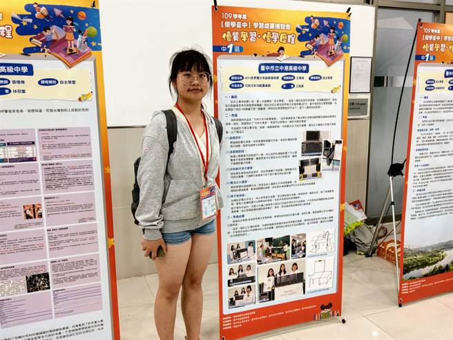 中港高中江佳家同学与参展作品。（陈淑娥摄）