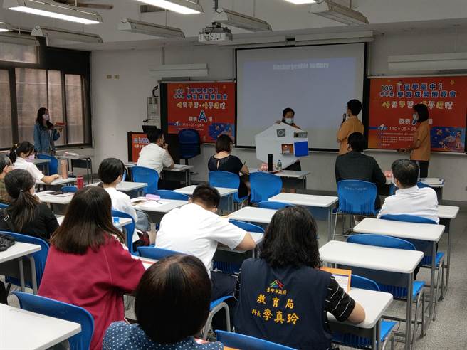 惠文高中蔡菀家、李祎媛及傅国翔同学进行学习成果发表。（陈淑娥摄）