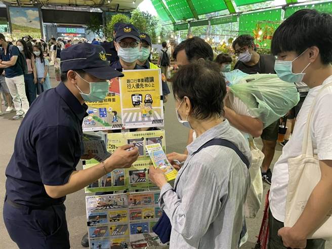 大安分局员警到建国花市等地，向民眾宣导5则交通安全口诀。（翻摄照片／林郁平台北传真）