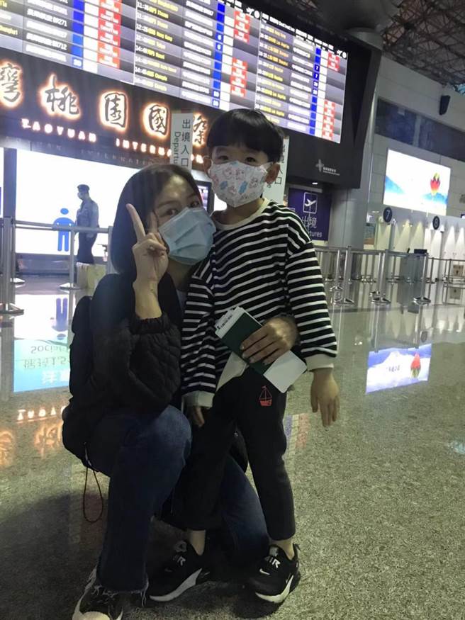 江美琪和儿子睦睦。（零加壹文创提供）
