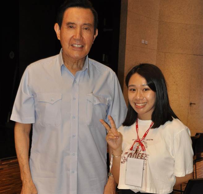 前总统马英九得知6年前在总统府表扬过潘沛荑，两人昨晚开心合影分享公益活动。(醒吾科大提供)