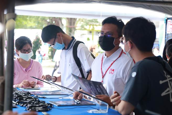 「2021年高屏地区就业博览会」8日在国立中山大学登场，科技、半导体、金融业均主打高薪，希望吸纳菁英人才。（国立中山大学提供／袁庭尧高雄传真）