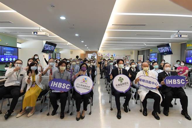 彰化秀传医疗体系在前年新落成的第六智能医疗大楼南平大楼打造iHBSC策略技能中心，副总统赖清德(右四)、彰化县长王惠美（左四）都亲自前来祝贺并参与体验课程。（谢琼云摄）