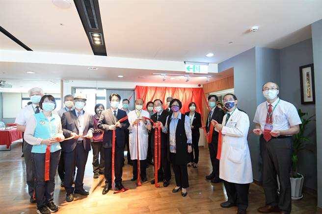 彰化秀传医疗体系在前年新落成的第六智能医疗大楼南平大楼打造iHBSC策略技能中心，8日上午正式启用，副总统赖清德(左三)、总裁黄明和（左四）和彰化县长王惠美（左六）都参与揭牌。（谢琼云摄）