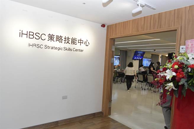 秀传首创「iHBSC策略技能中心」，引进学界主动学习教学模式，将现有会议室，结合影音、电脑、触控萤幕、视讯、网路等设备，打造成医界第一间的主动学习教室，还引进由秀传和台湾健康产业平衡计分卡管理协会共同开发的医疗平衡计分卡智能化系统与大数据资料库，做为医疗产业形成策略决策时的重要参考依据。（谢琼云摄）