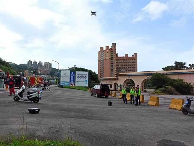 新北市消防局获报前往救援，由于无法确认男子位置利用空拍机协助定位搜索。（翻摄照片／叶书宏新北传真）
