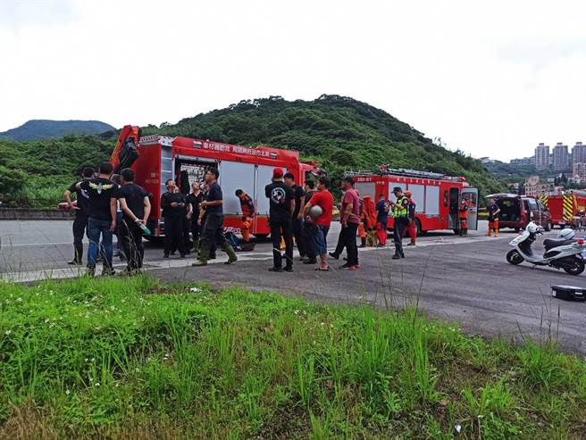 新北市消防局获报前往救援，由于无法确认男子位置利用空拍机协助定位搜索。（翻摄照片／叶书宏新北传真）
