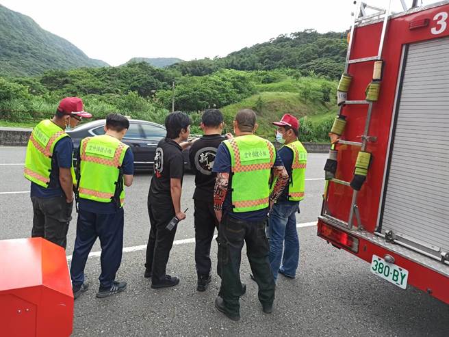 新北市消防局获报前往救援，由于无法确认男子位置利用空拍机协助定位搜索。（翻摄照片／叶书宏新北传真）