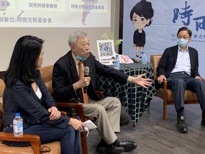 淡江大學大陸研究所榮譽教授趙春山（中）今出席「兩岸關係與國際政經情勢之展望」論壇表示，中共以對台灣政治沒有期待，因此頻頻釋惠多政策，藉此爭取台灣人民認同。（林縉明攝）