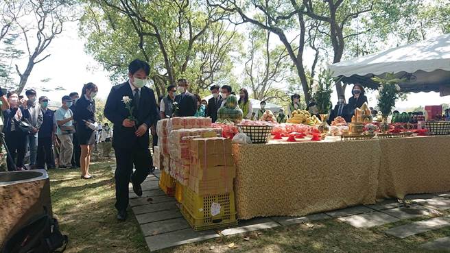 赖清德副总统上前向八田与一铜像献花致敬。（程炳璋摄）