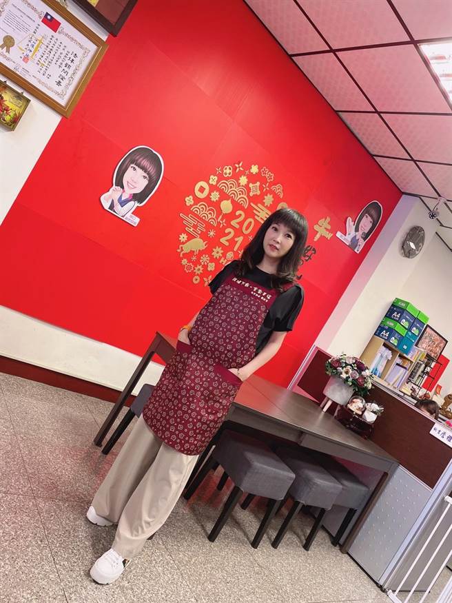 「辣妈围裙」严选特染防泼水三层布胚围裙，美观又实用。（蔡淑君提供）