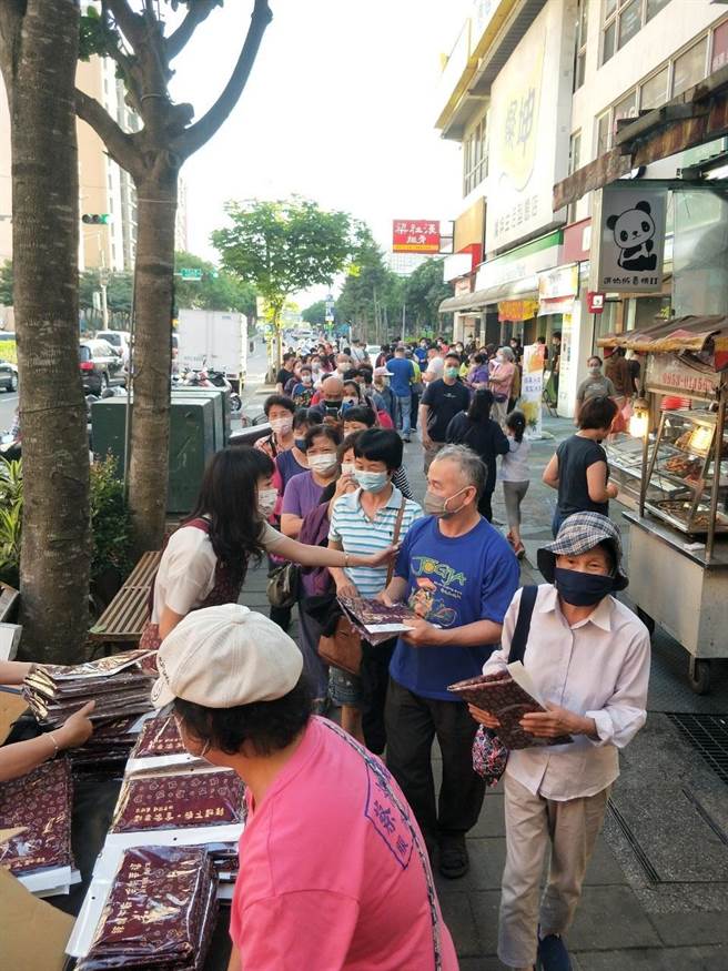 队伍绵延超过上百公尺超受欢迎，短短40分钟被索取一空。（蔡淑君提供）