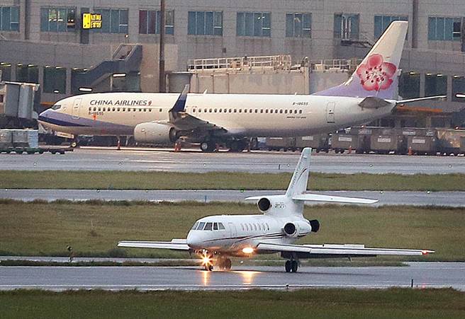 2名確診的駐印度代表處官員8日搭乘醫療專機（下）飛抵桃園機場。（范揚光攝）