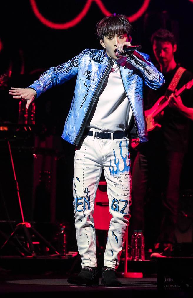 陈零九和邱锋泽今在台北流行音乐中心举办演唱会。（粘耿豪摄）