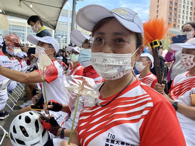 成功大學睽違40年再度主辦全大運，首度以跑步完成19天1168公里環台聖火傳遞，「超馬女王」王雅芬領銜連跑19天。（曹婷婷攝）