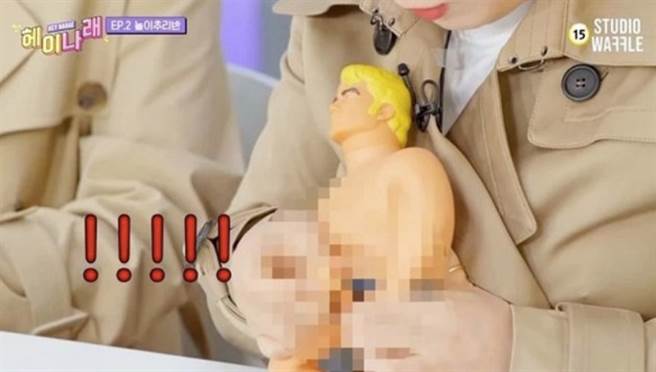 朴娜勑对玩偶做出猥亵、性骚扰的夸张举动。(示意图与本文无关/ 摘自韩网)