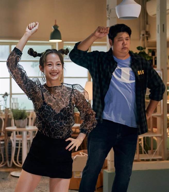 简嫚书（左）和哈孝远在剧中跳舞。华视提供