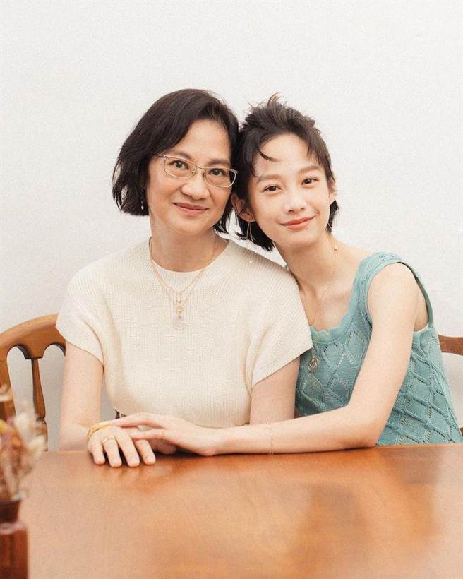 简嫚书和妈妈感情好。摘自IG