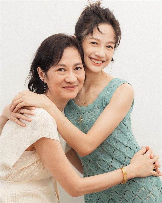 简嫚书和妈妈感情好。摘自IG