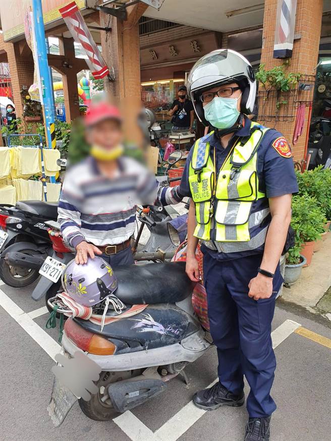 警方协助警方助吕姓老翁找到机车。（翻摄照片／蔡依珍桃园传真）