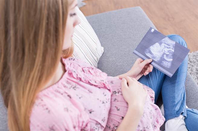 1名餐廳女工讀生日前遇到訂位6人的桌子只坐了5人，上前詢問後，1名懷孕的女子說是留給過世丈夫的座位，讓她相當感動。（示意圖/Shutterstock提供）