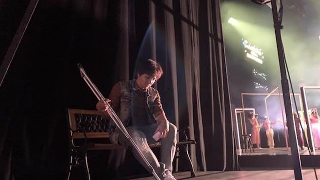 小煜拄拐杖忍痛敬业演出舞台剧。（果陀剧场提供）