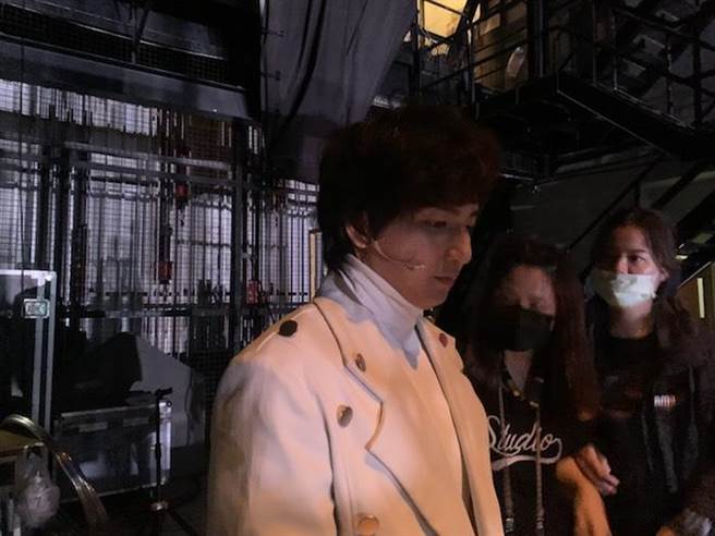 小煜忍痛登台。（果陀剧场提供）