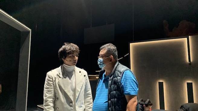 小煜导演梁志民（右）为小煜加油打气。（果陀剧场提供）