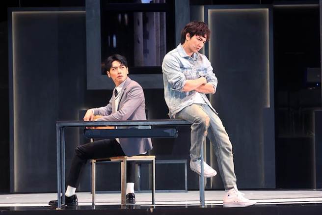 小煜抱伤登台。（果陀剧场提供）