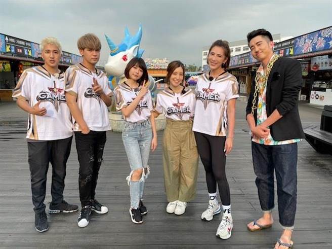 娄峻硕（左起）、陈零九、林明祯、Lara梁心颐、小祯、关主Wa仔。卫视中文台提供