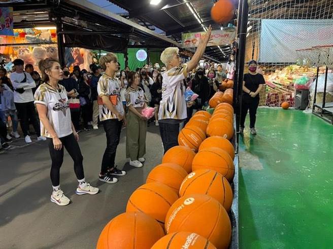 主持人和来宾竞赛。卫视中文台提供