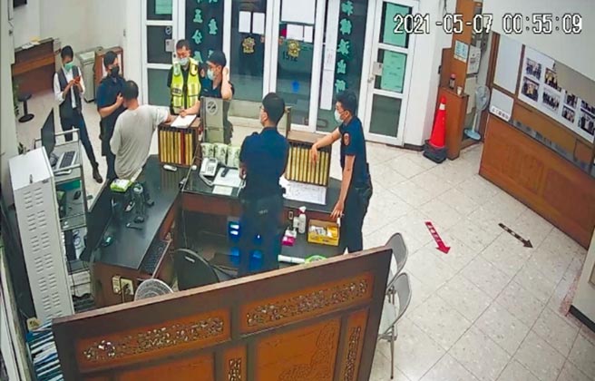 身穿白衣的王姓男子，7日凌晨竟2度夜闖台南市警五分局，要求警方釋放因毒品通緝遭逮的友人。（民眾提供／曹婷婷台南傳真）