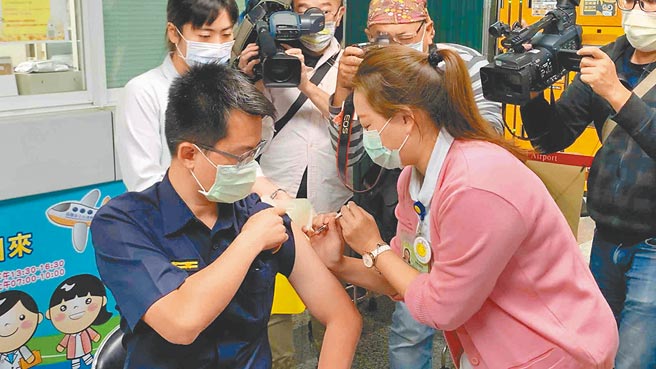 華航諾富特飯店染疫風暴，催出疫苗接種量，6日接種AZ疫苗達6461人，創下單日新高。圖為高雄機場日前設置接種站，提供「雙港」工作人員施打疫苗。（本報資料照片）