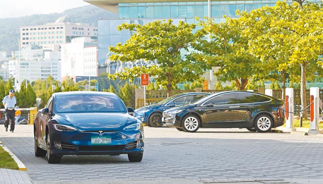 有立委提案修訂「公寓大廈管理條例」，明訂電動車車主若要在自家停車場裝設充電設備，管委會及區分所有權人，不得拒絕。（本報資料照片）