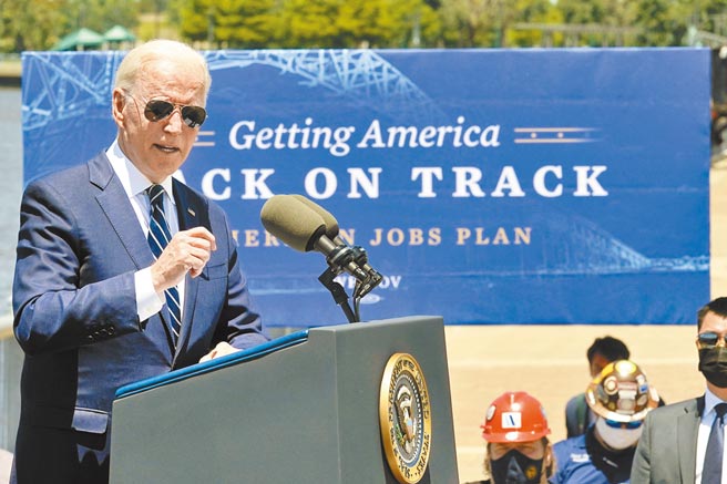 美国总统拜登6日前往共和党传统票仓路易斯安那州，推销他总规模高达4兆美元的经济方案，包括包括基础建计画和美国家庭计画，表明愿意在调高企业税方面让步。（美联社）