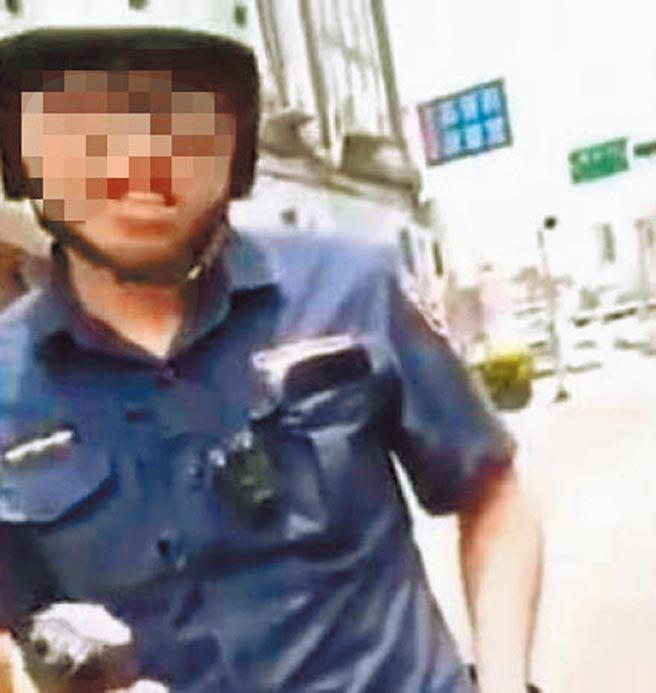 桃园警分局交通分队庄姓员警误会黄姓驾驶违规停车，劝导时被辗伤左脚。事件被放上脸书，他被网友攻击，一度想离职，已经被慰留。（摘自脸书／赖佑维桃园传真）